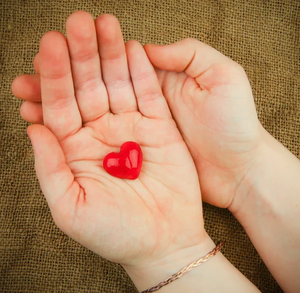 Rood hart in de handen — Stockfoto