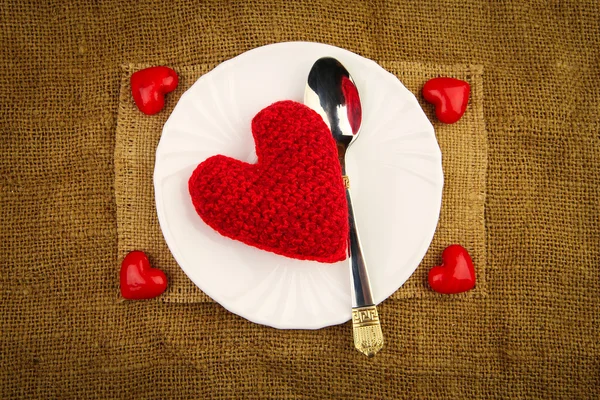 Corazón rojo en el plato — Foto de Stock