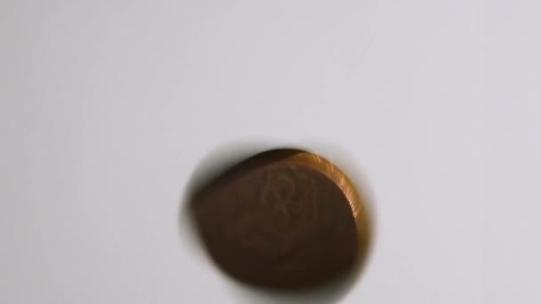 Mince se točí na bílém pozadí. Makro rotace peněz. — Stock video