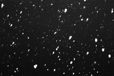 Şiddetli kar yağışı. Kar gökyüzüne doğru yağıyor. Kar taneleri uçuyor. Kış, kar yağışı.