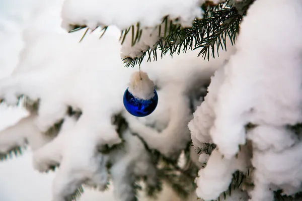 Рождественская Елка Снегом Ветвях Традиционное Украшение Голубой Шар Елке Рождественская — стоковое фото