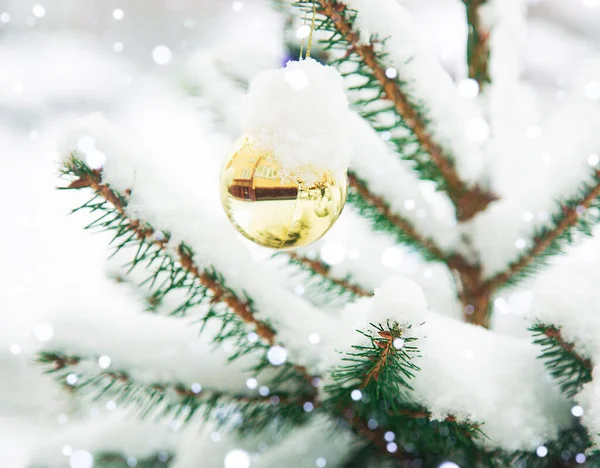 Árbol Navidad Con Nieve Las Ramas Decoración Tradicional Una Bola —  Fotos de Stock