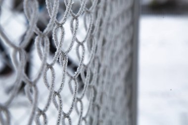 Metal çit dondu. Çitlerde kar var. Yakın plan. Karda eskrim