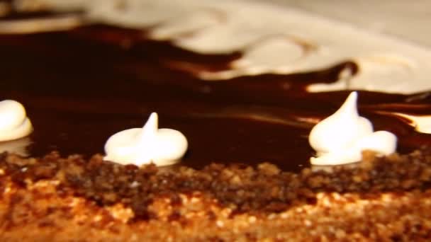 Konfekcja się kręci. Ciasto czekoladowe w ruchu, z bliska. Makro wideo — Wideo stockowe