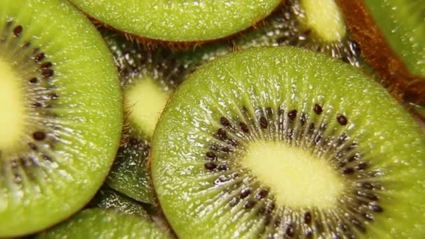Close-up dari kiwi cut, perlahan berputar, rotasi dapat dilingkarkan. — Stok Video