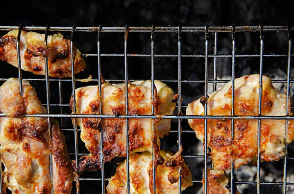 Şiş kebap ızgarada pişiyor. Apetite, kızarmış et. Hazır et yemeği..