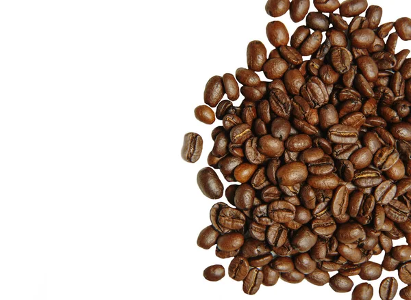 Kaffebönor närbild. rostade kaffebönor på en vit bakgrund. — Stockfoto