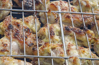 Izgarada pişmiş et. Tavuk kebabı. Yakın plan. Kızarmış et yemeği.. 