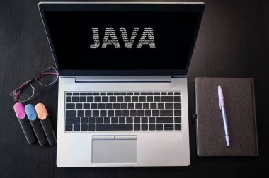 Java isimli dizüstü bilgisayarın üst görüntüsü. Laptop ekranına ve klavyeye JAVA yazıtları. Java programlama dili, bilgisayar kursları, eğitim öğrenin. 