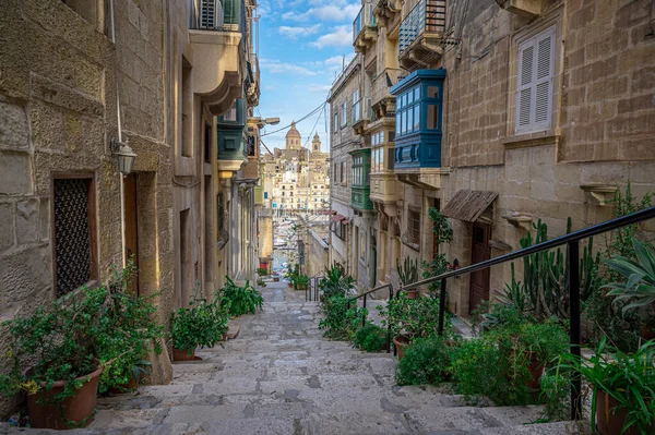 Jalan Sempit Dengan Tangga Valletta Malta Stok Lukisan  