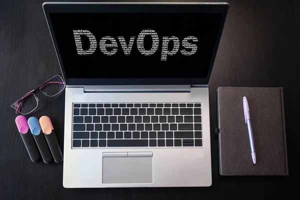 Tampilan Atas Laptop Dengan Devops Teks Inskripsi Devops Pada Layar — Stok Foto