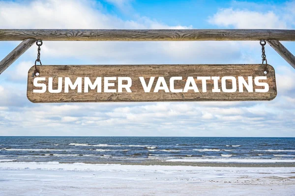 Summer Vacations Wooden Sign Blue Sky Sea Waves Background — Stock Photo, Image