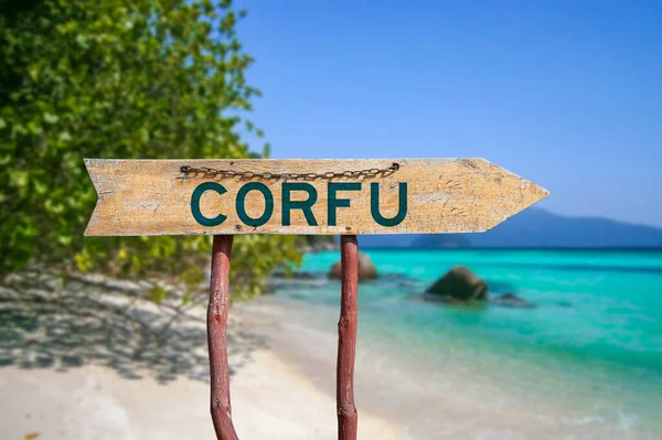 Corfu Kayu Tanda Panah Terhadap Pantai Dengan Pasir Putih Dan Stok Foto