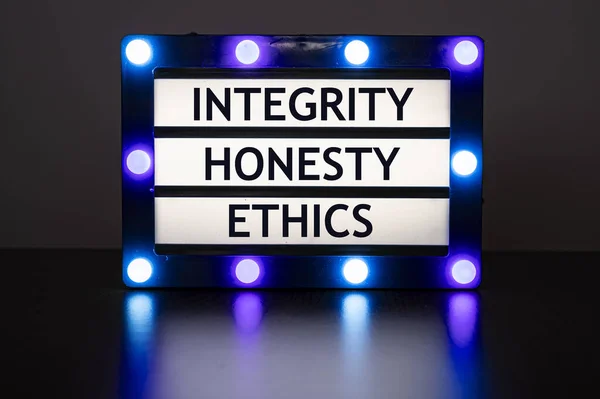 Lightbox Kék Fények Sötét Szobában Szavakkal Integritás Őszinteség Etika — Stock Fotó