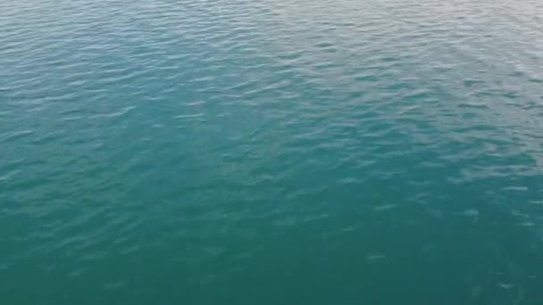 Κηφήνας Θέα Των Όμορφων Απρόσκοπτη Ατέλειωτη Πλάνα Ενώ Τιρκουάζ Κύματα — Αρχείο Βίντεο
