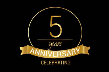  Lüks Black Gold 5. yıl dönümü, minimalist logo yılları, jübile, kurdele tebrik kartı. Doğum günü davetiyesi. Siyah arkaplanda altın alan vektörü çizimi