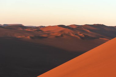 Gün batımında doğa ve manzara manzarası göstergesi ya da sahara çölü. Orta Doğu Çölü