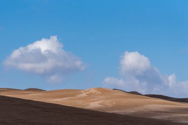 Islak kum tepeleri ve bulutlu gökyüzü ile yağmurdan sonra doğa ve manzaradan manzara. Orta Doğu Çölü
