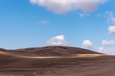 Islak kum tepeleri ve bulutlu gökyüzü ile yağmurdan sonra doğa ve manzaradan manzara. Orta Doğu Çölü