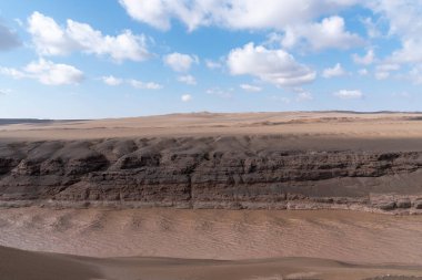 Mevsimlik nehir ve vadilerin doğası ve manzaraları bulutlu gökyüzü ile gösterişli ya da sahara çölünde.