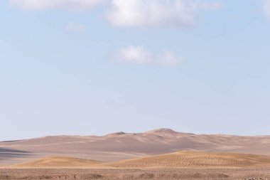 Islak kum tepeleri ve bulutlu gökyüzü ile yağmurdan sonra doğa ve manzaradan manzara. Orta Doğu Çölü