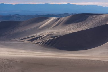 Islak kum tepeleri ve bulutlu gökyüzü ile yağmurdan sonra doğa ve manzaradan manzara. Orta Doğu Çölü
