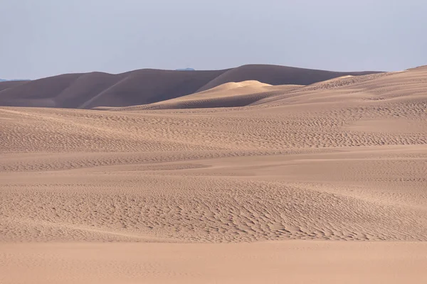 Powstawanie Piasków Dziurze Lub Pustyni Sahara Falowanym Wzorem Piasku Wydmie — Zdjęcie stockowe