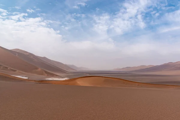 Natura Krajobrazy Dzikiej Lub Saharyjskiej Pustyni Wydmami Zachmurzonym Wieczornym Niebem — Zdjęcie stockowe