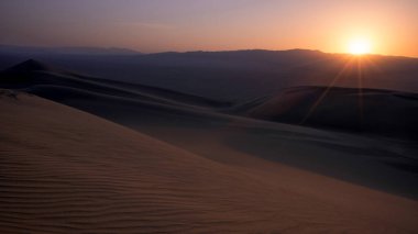 Gün batımında doğa ve manzara manzarası göstergesi ya da sahara çölü. Orta Doğu Çölü