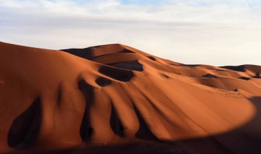 Doğa ve manzaranın manzarası gösterişli ya da sahara çölünde. Orta Doğu Çölü