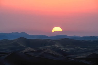 Gün batımında doğa ve manzara manzarası göstergesi ya da sahara çölü. Orta Doğu Çölü