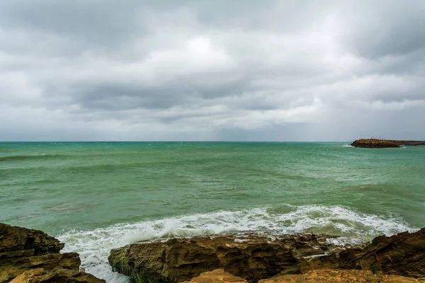 Hněvivá Tyrkysově Zelená Barva Masivní Trhliny Vln Jak Valí Oceánu — Stock fotografie