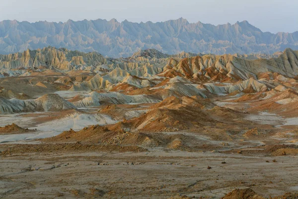 俾路支省查巴哈尔的马什山脉位于日落时分 靠近海洋的土壤侵蚀 — 图库照片