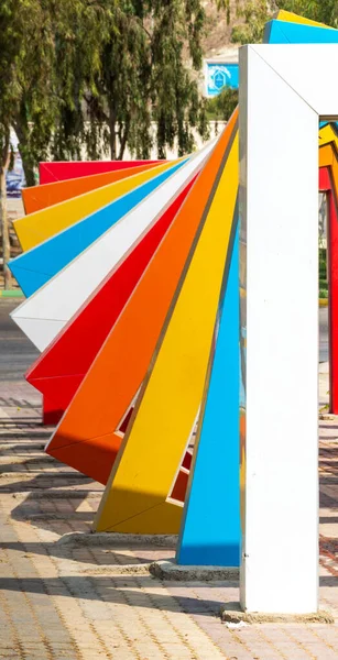 Parktaki gökkuşağı renkli çerçeve, Chabahar, İran