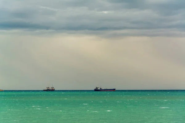 Θέα Από Δύο Φορτηγά Πλοία Εκτός Του Διεθνούς Λιμένα Στο — Φωτογραφία Αρχείου