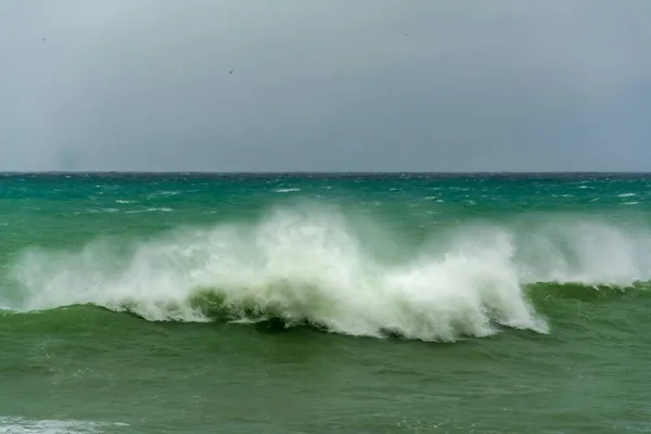 Hněvivá Tyrkysově Zelená Barva Masivní Trhliny Vln Jak Valí Oceánu — Stock fotografie