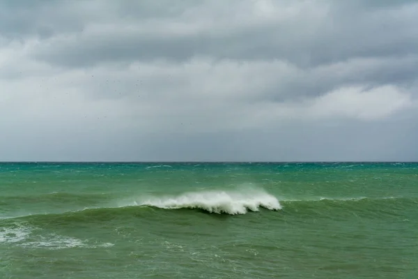 Hněvivá Tyrkysově Zelená Barva Masivní Trhliny Vln Jak Valí Oceánu — Stock fotografie