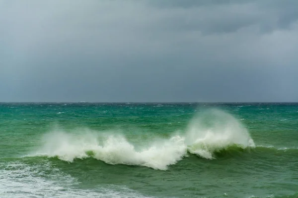 Color Verde Turquesa Enojado Rizo Rasgado Masivo Una Ola Como —  Fotos de Stock