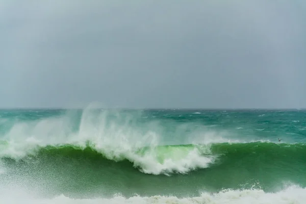 怒气冲冲的绿松石色巨浪翻滚在海面上 狂风暴雨的日子里 狂暴的海浪冲击着查巴哈尔的海岸线 多云的天空靠近海岸线 汹涌的大海 — 图库照片