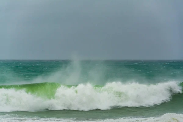 Kızgın Turkuaz Yeşil Renk Okyanus Boyunca Yuvarlanan Dalgaların Büyük Kıvrımlı — Stok fotoğraf