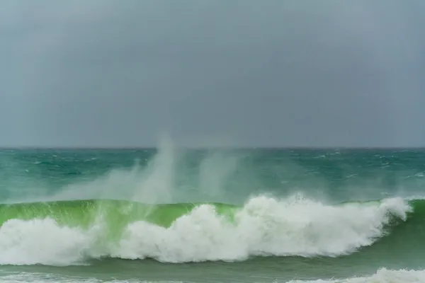 Irritado Turquesa Cor Verde Enorme Rasgar Onda Barril Ondas Rola — Fotografia de Stock