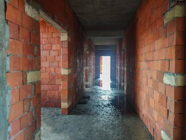 İnşaat alanında. Tuğlalı inşaat alanı