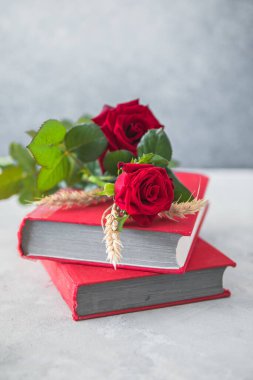 Aziz George Günü 'nün Katalanca adı Sant Jordi. Katalonya, İspanya' da kırmızı gül ve kitap vermenin bir gelenek olduğu gün.