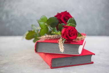 Aziz George Günü 'nün Katalanca adı Sant Jordi. Katalonya, İspanya' da kırmızı gül ve kitap vermenin bir gelenek olduğu gün.