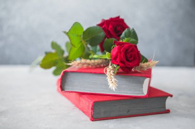 Aziz George Günü 'nün Katalanca adı Sant Jordi. Katalonya, İspanya' da kırmızı gül ve kitap vermenin bir gelenek olduğu gün.