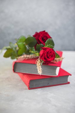 Aziz George Günü 'nün Katalanca adı Sant Jordi. Katalonya, İspanya' da kırmızı gül ve kitap vermenin bir gelenek olduğu gün.