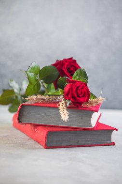 Aziz George Günü 'nün Katalanca adı Sant Jordi. Katalonya, İspanya' da kırmızı gül ve kitap vermenin bir gelenek olduğu gün.