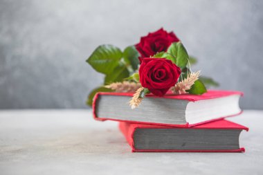 Aziz George Günü 'nün Katalanca adı Sant Jordi. Katalonya, İspanya' da kırmızı gül ve kitap vermenin bir gelenek olduğu gün.