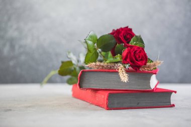 Aziz George Günü 'nün Katalanca adı Sant Jordi. Katalonya, İspanya' da kırmızı gül ve kitap vermenin bir gelenek olduğu gün.