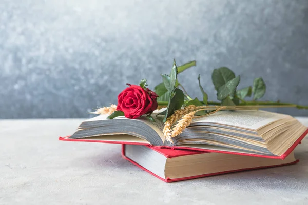 Aziz George Günü 'nün Katalanca adı Sant Jordi. Katalonya, İspanya' da kırmızı gül ve kitap vermenin bir gelenek olduğu gün.